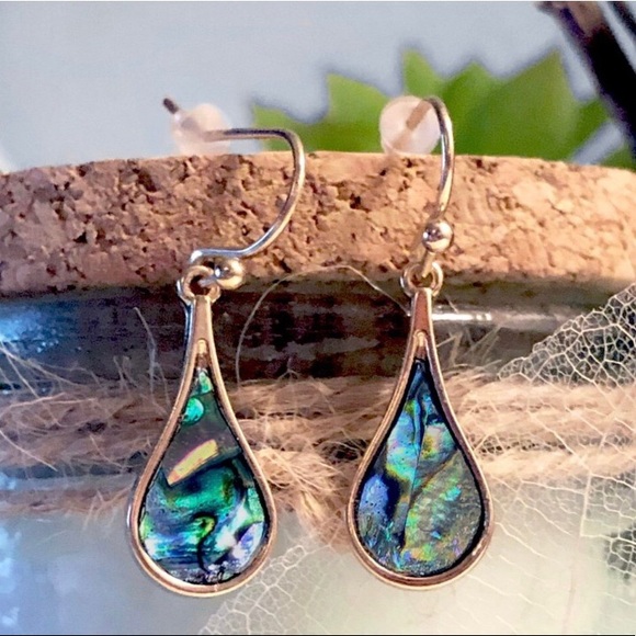 Beautiful Gold tone women’s teardrop abalone shell dangle earrings - Picture 2 of 8
